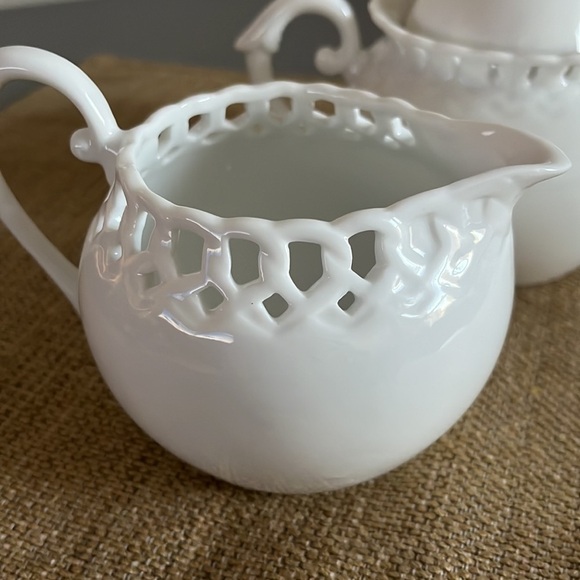 Heirloom Collection by Coastline Imports White Porcelain‎ Sugar and Creamer Set - Picture 9 of 9